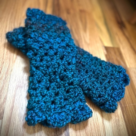 𝅺TURQUOISE CROCHETED FINGERLESS GLOVES - Picture 2 of 6